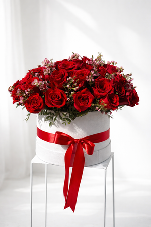 red roses box